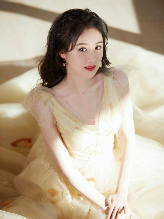 原创袁冰妍一袭淡黄色薄纱裙清新优雅时尚在冬日暖阳里温柔迷人