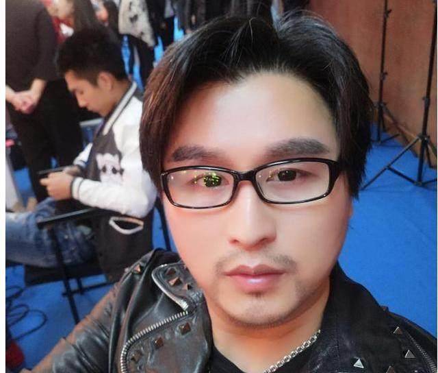 而他也因为模仿汪峰走上了人生的巅峰,做到了真正的靠脸吃饭!