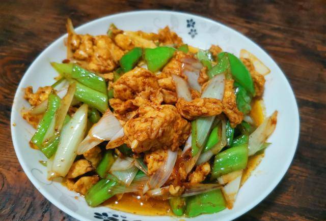 一起炒制而成,是一道做法简单的下饭菜,鸡蛋鲜嫩可口,酱香味浓,味道鲜