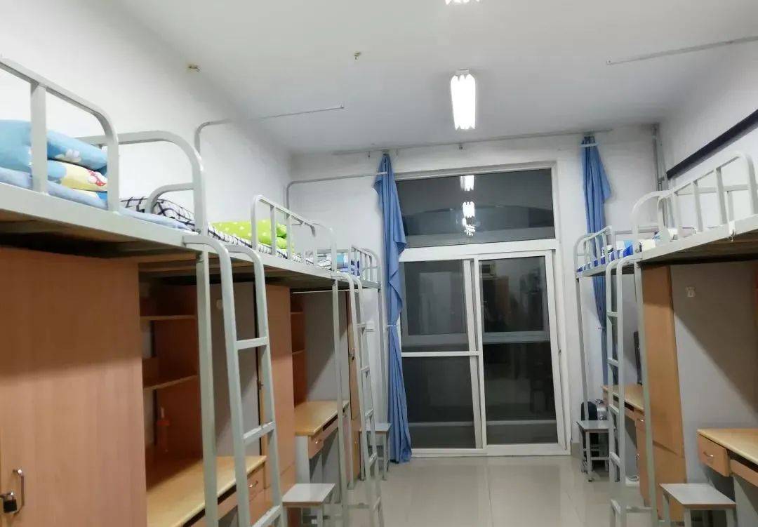 武汉大学武大的本科生宿舍大部分为上床下桌的4人间,也有一部分是3