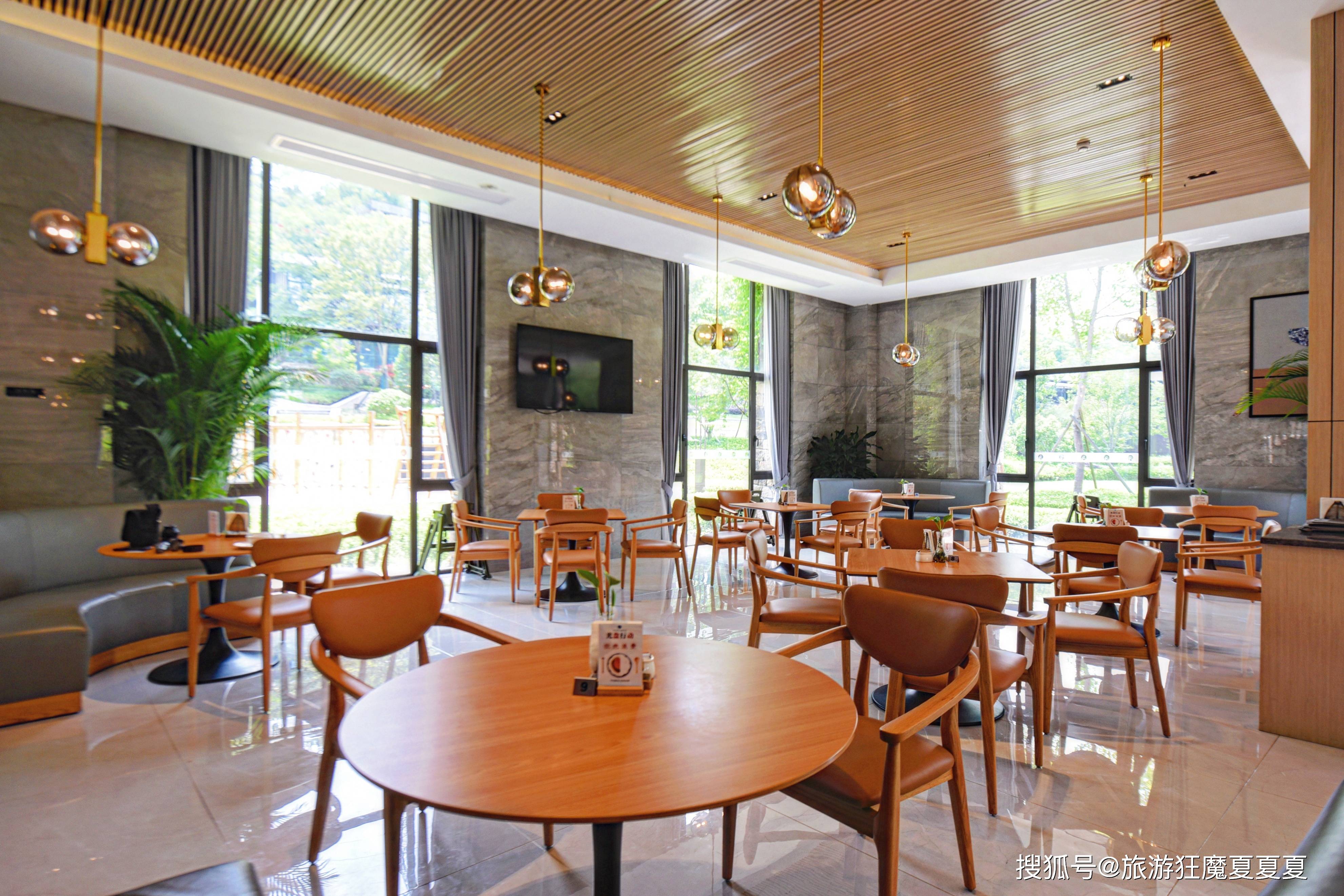 原创             湖州莫干山超棒的亲子酒店，坐拥近2000平阳光草坪，环境太赞
