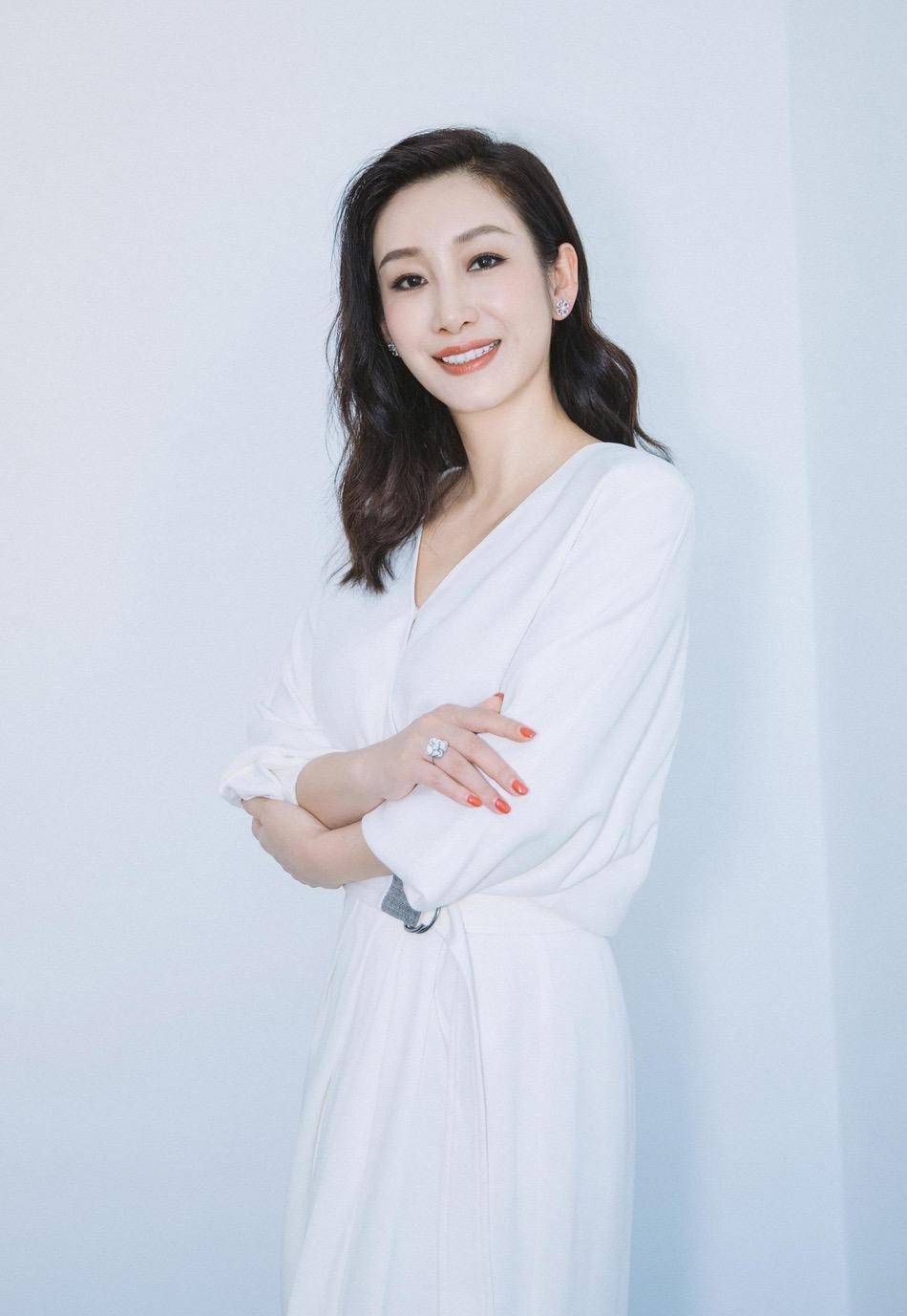 秦海璐日常造型清新甜美,白衬衫配黑色西裤简约干练,气场全开