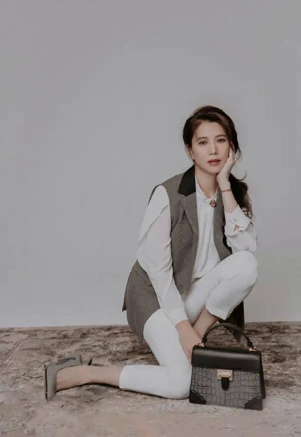 原创袁咏仪微博晒朋友聚会照一身白衬衫披长发减龄十足素颜依旧美