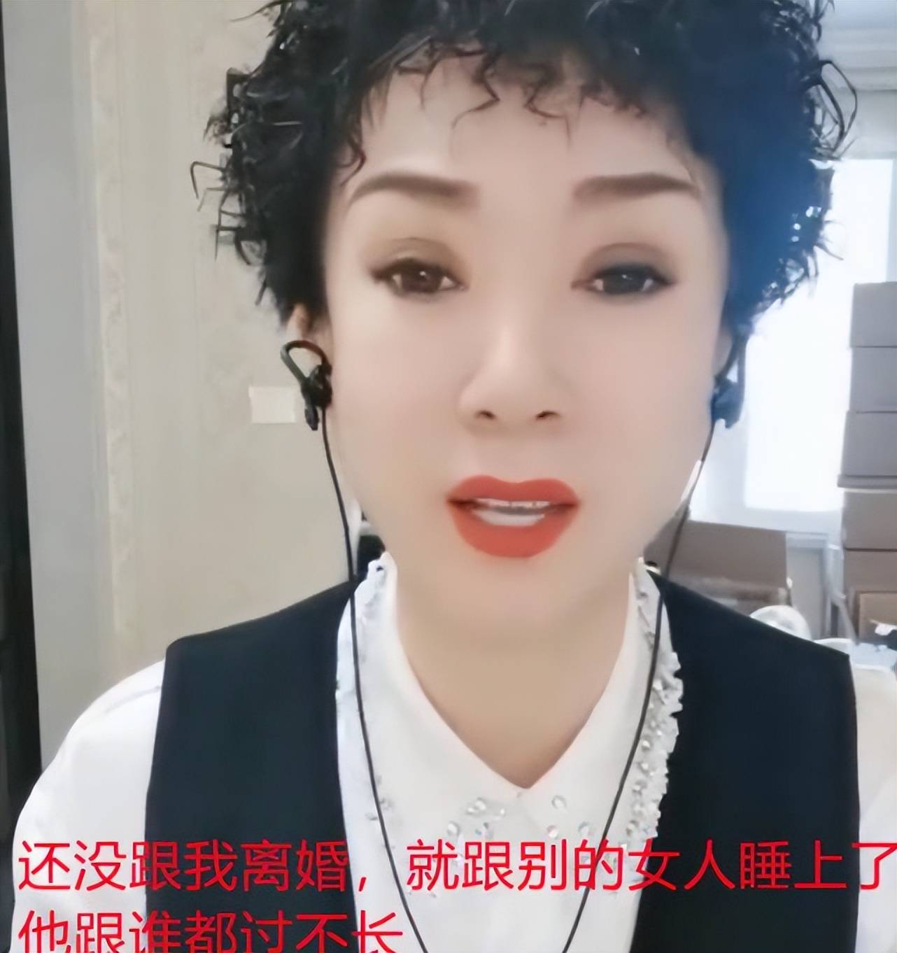 和年轻美女牵手耳语,评论区已沦陷