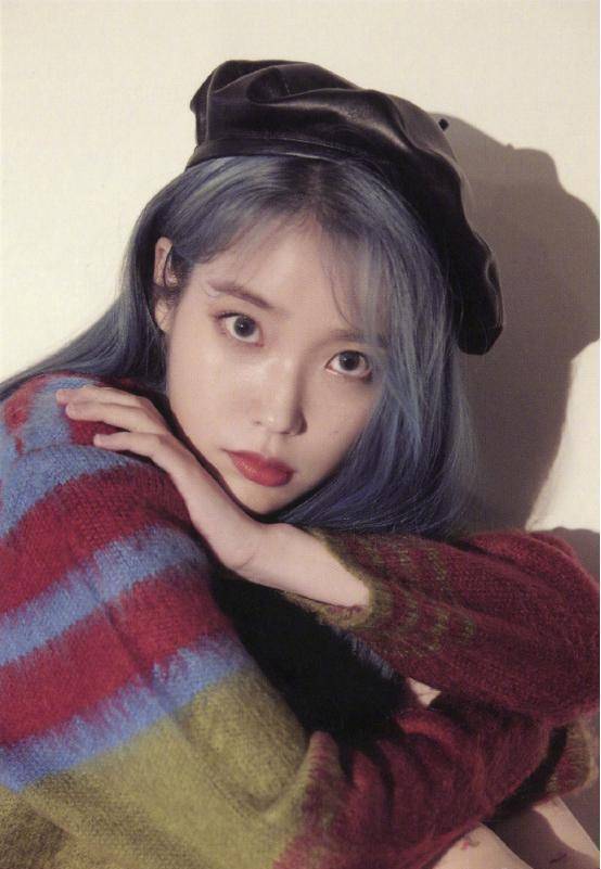 原创iu开始叛逆了紫色卷发搭大红裙优雅知性越来越有熟女味了