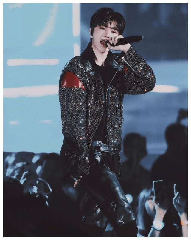 谁说蔡徐坤不man的?在黑色的裤子外面穿短款皮裤,超炫酷的!