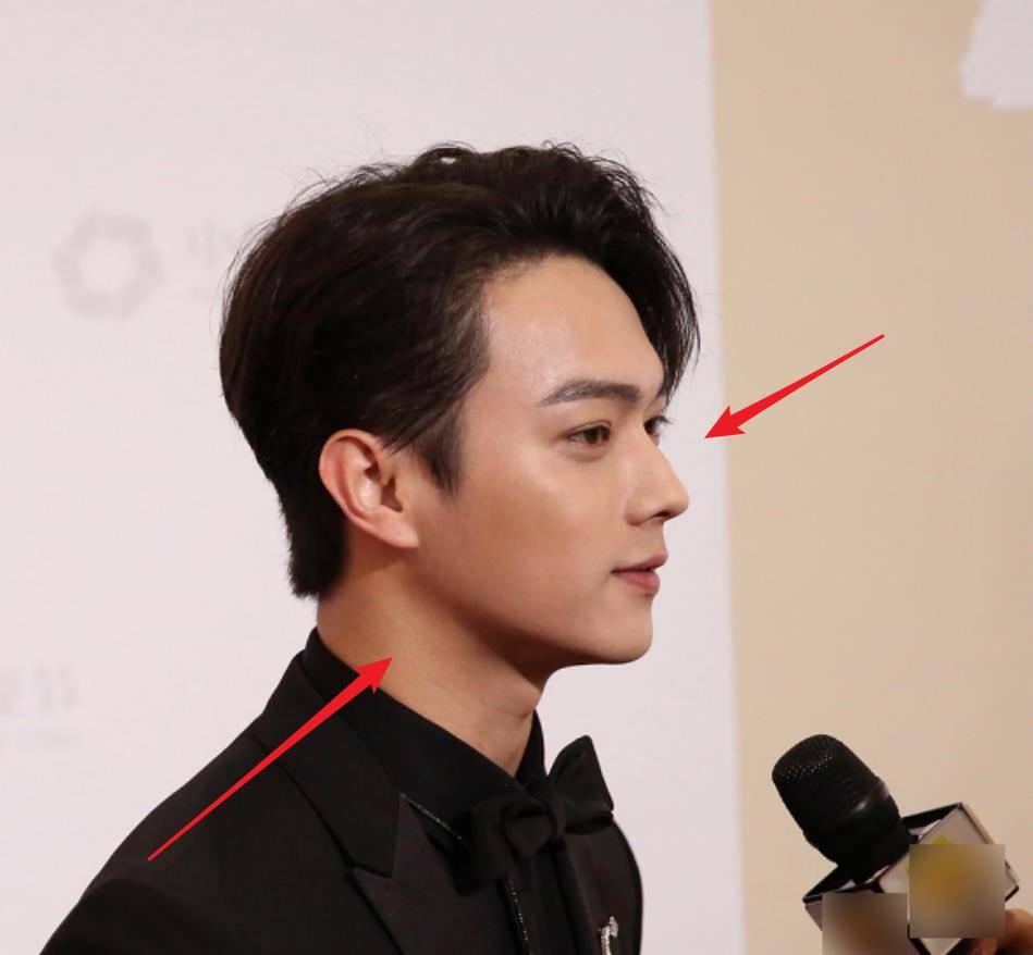 原创许凯出席活动生图曝光一身黑色西装绅士风度十足这颜值我爱了