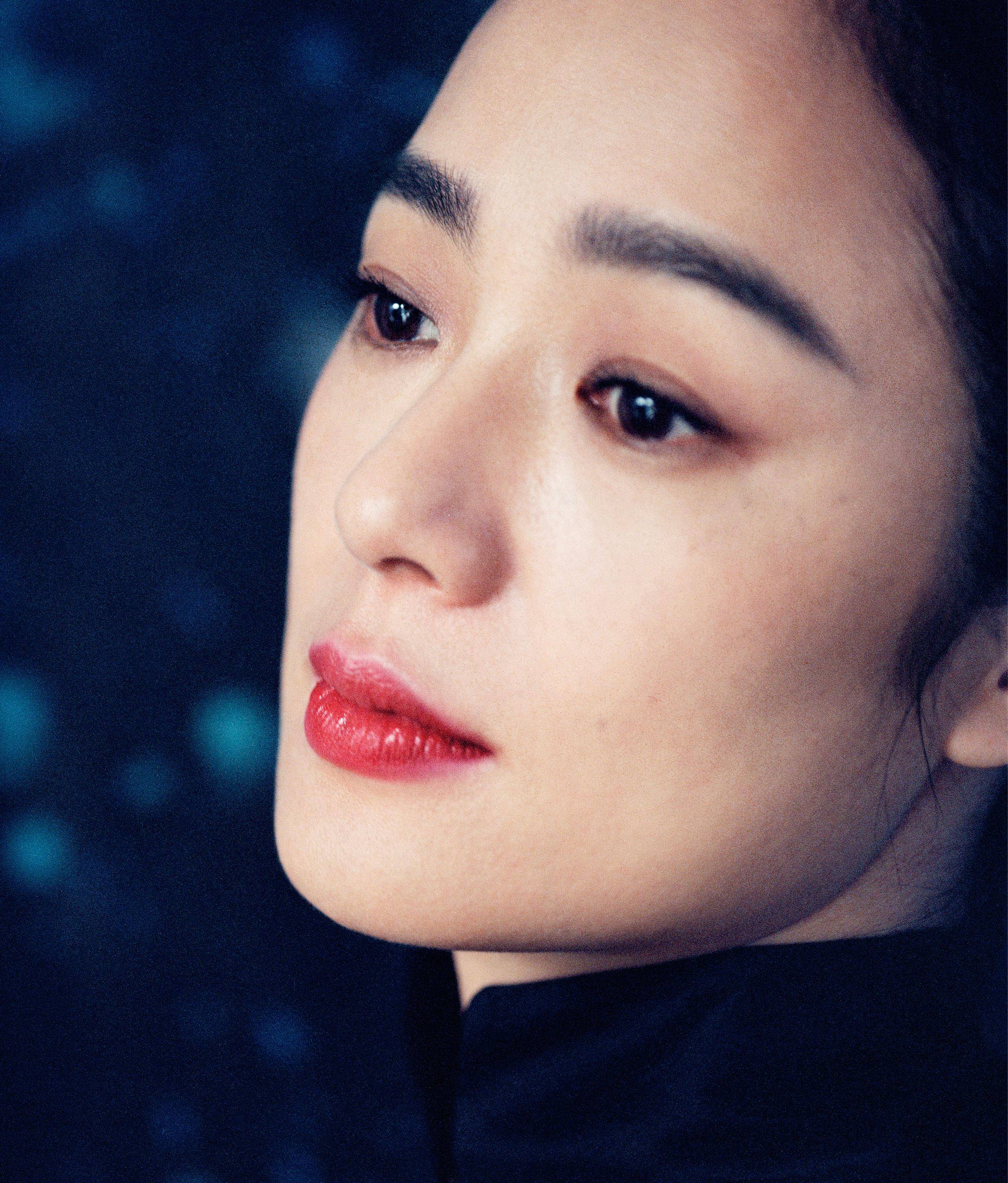 周韵穿2万3的衬衫裙扎丸子头,高贵大气_气质_造型_皮肉