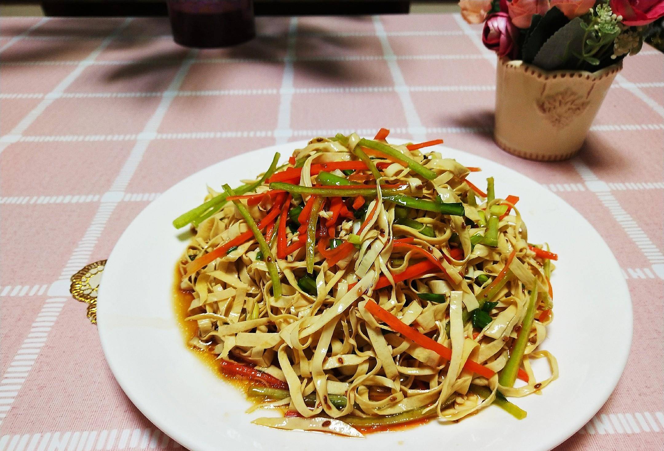 简单做,味道美的油豆皮,我们家饭桌常备的一道菜_备用_干辣椒_小葱