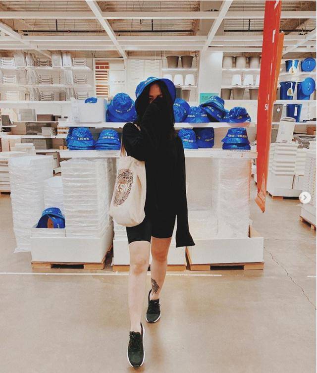 渔夫帽(又叫水桶帽buckethat),是嘻哈界的时尚标志,最近各路潮人也