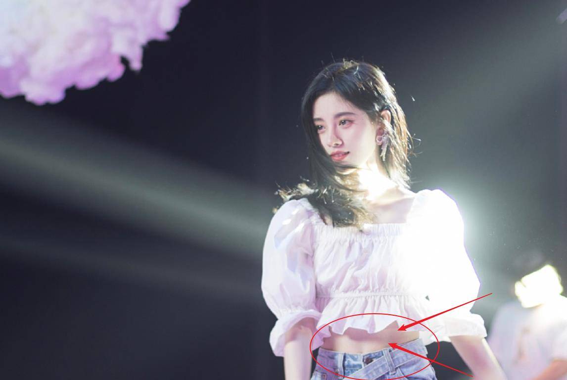 鞠婧祎拍摄花絮图曝光,容貌娇艳如花,而我却注意她的马甲线_舞台_身材