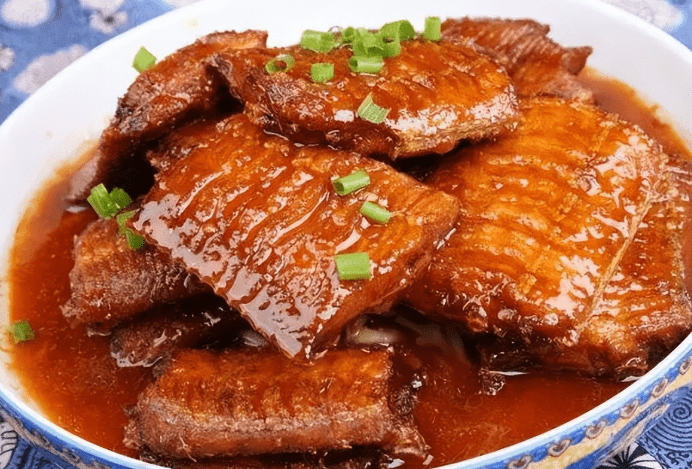 带鱼是一种深海鱼类,肉质鲜美,营养丰富,不含寄生虫,是老人,小孩,孕妇