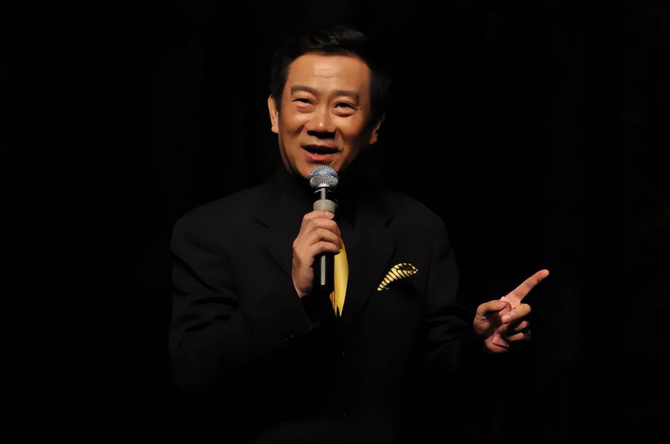 原创央视主持赵保乐娶普通女工妻子婚后生一子一家三口幸福甜蜜