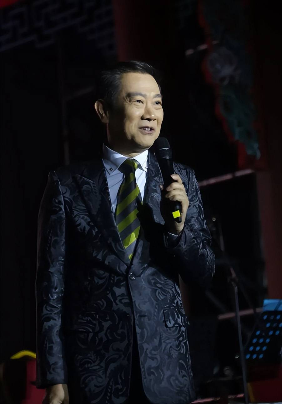 原创央视主持赵保乐娶普通女工妻子婚后生一子一家三口幸福甜蜜