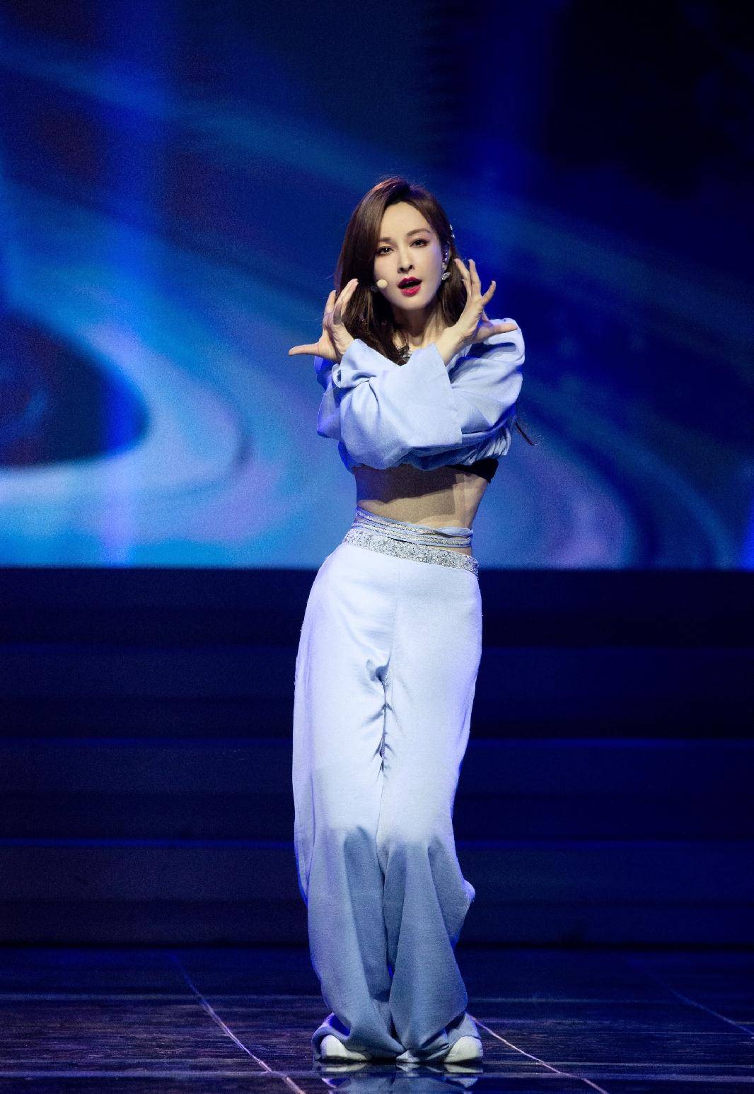 原创37岁吴昕也太美了淡蓝色套装秀出好身材马甲线好诱人