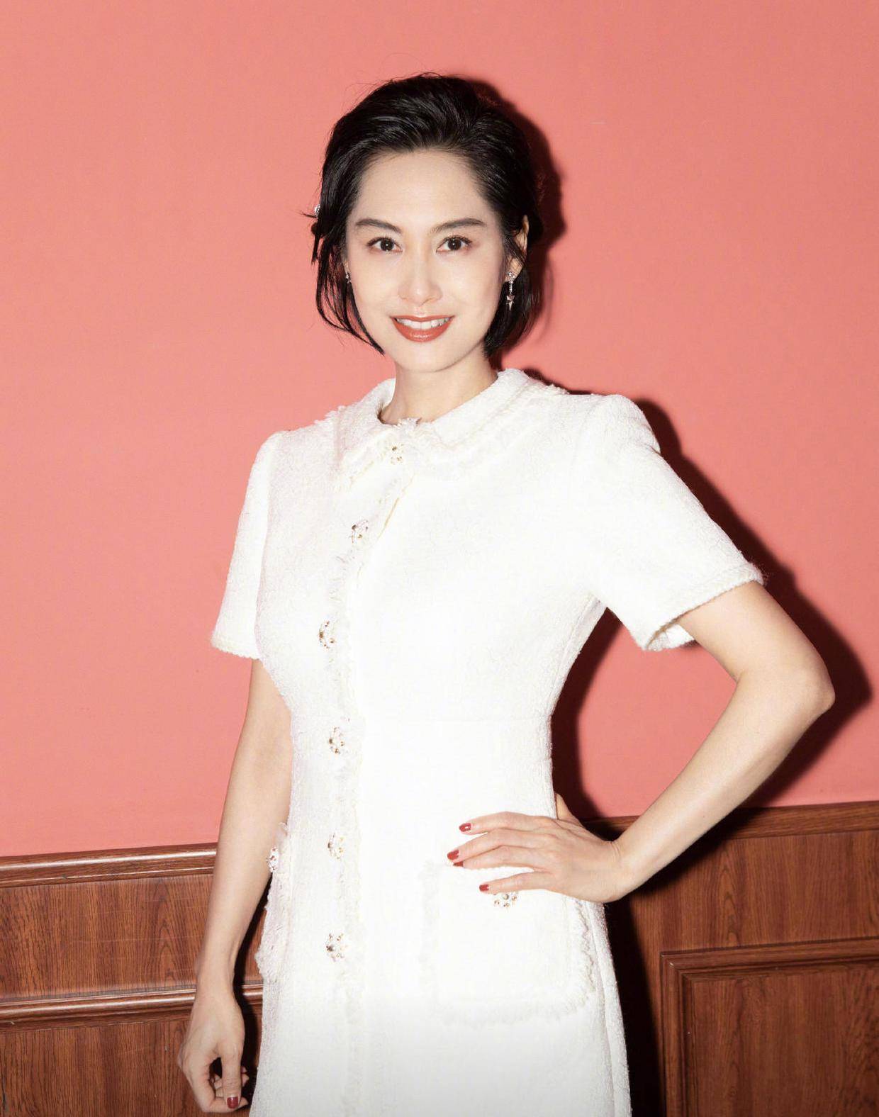 原创朱茵气质真不错穿白色连衣裙优雅高级还是很有仙子气质