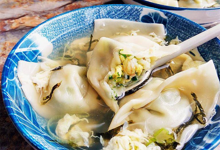 家常三鮮小餛飩,一口一個,這麼調餡擀皮,包出來更好吃_蝦仁_紫菜_韭菜