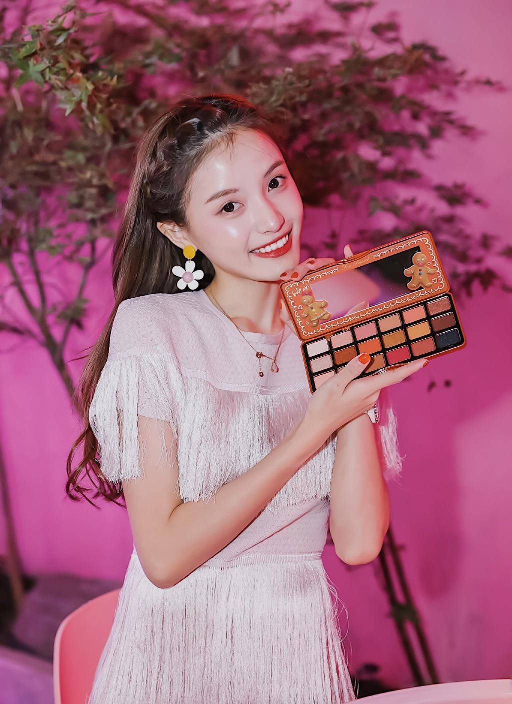 原创林小宅也太可爱了穿印花裙背2万8的包满屏甜美少女感