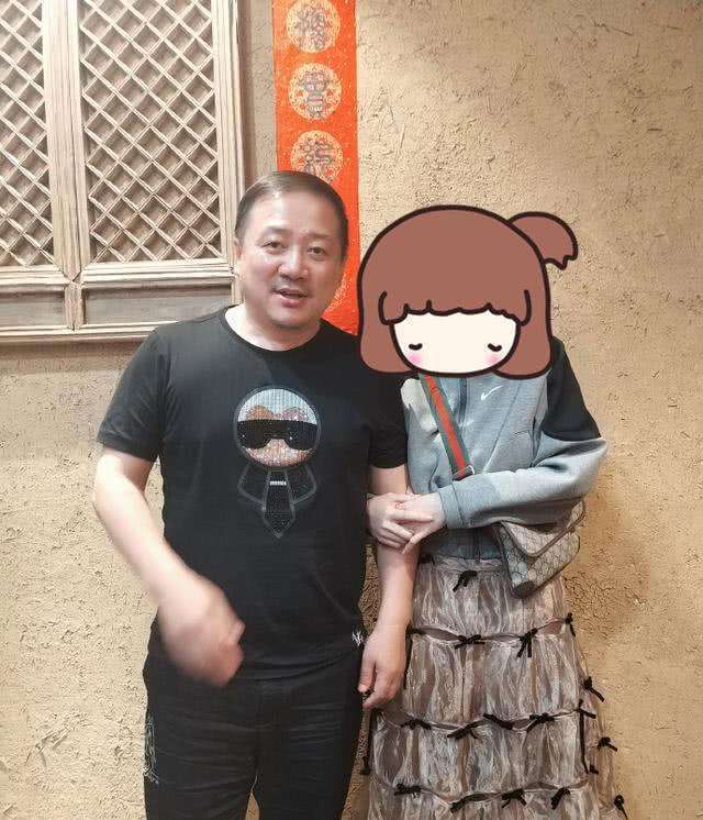 67趙本山弟子又翻車53歲謝廣坤酒後牽手美女前妻曾爆其婚內出軌