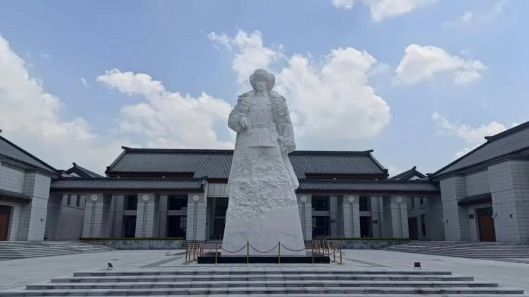 队员杨梦菲进入杨靖宇将军纪念馆院内,首先映入眼帘的是一座高达11米