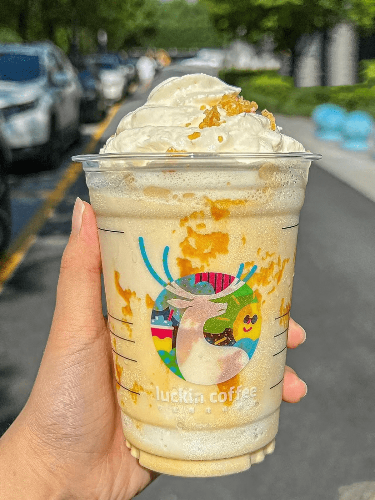 瑞幸椰子千层瑞纳冰醇厚登场!