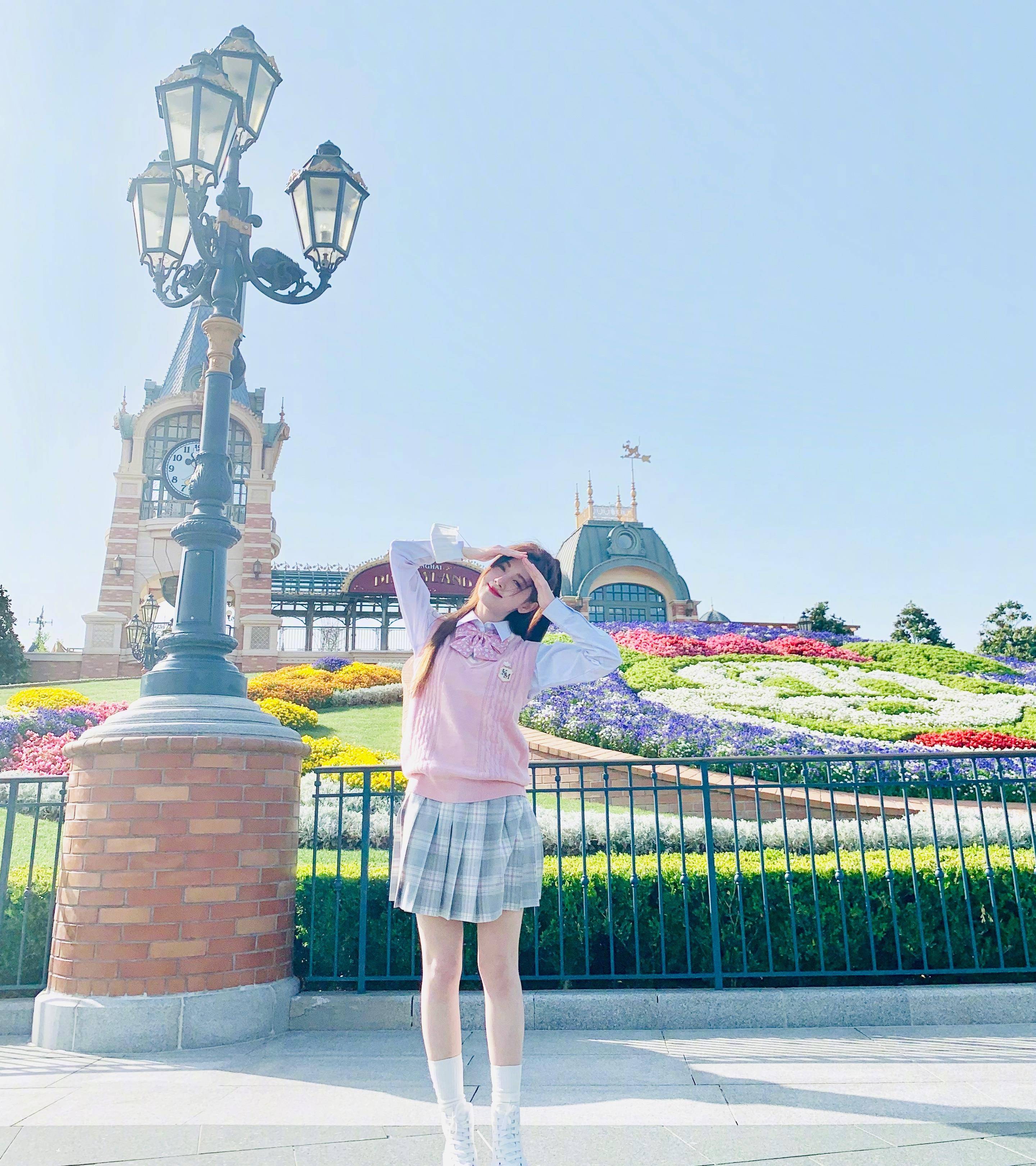 原创鞠婧祎的游客照粉红背心配白衬衫灰色格纹裙甜美灵动很青春