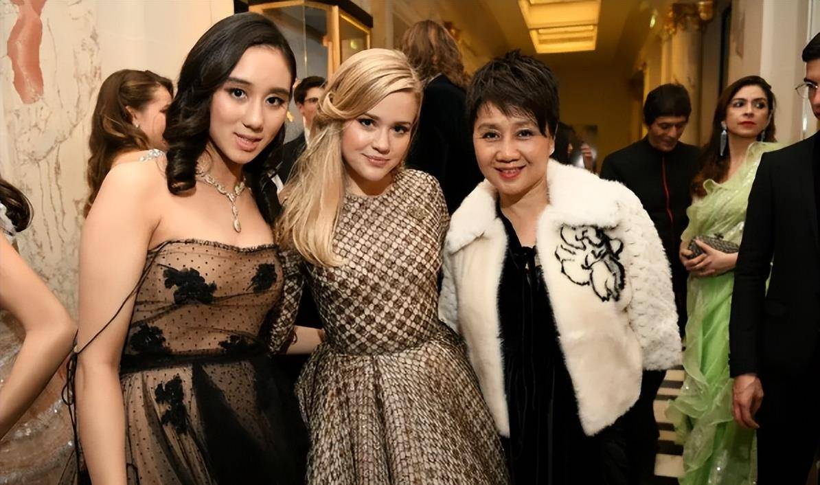 "天选之女"何超欣:赌王最宠爱的女儿,却因长相酷似利智惹质疑_梁安琪