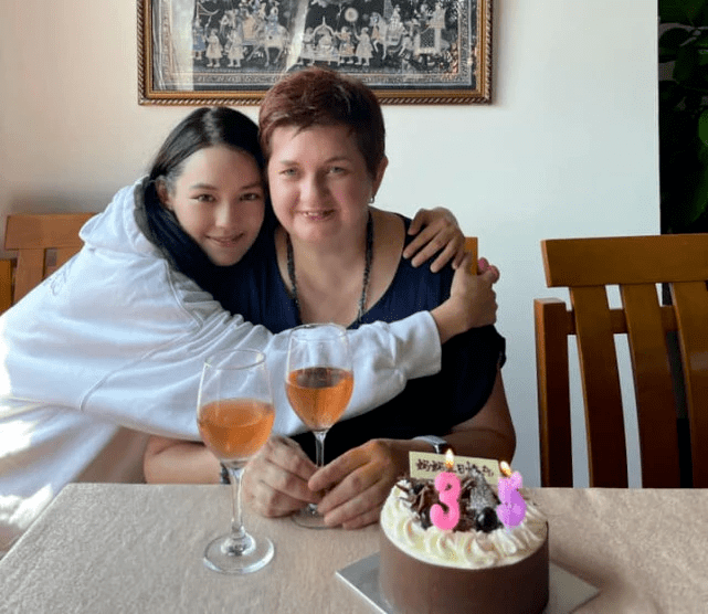 演员李崇霄不幸去世,好友撰文讲述他的家庭,因娶了外国媳妇而更加爱国