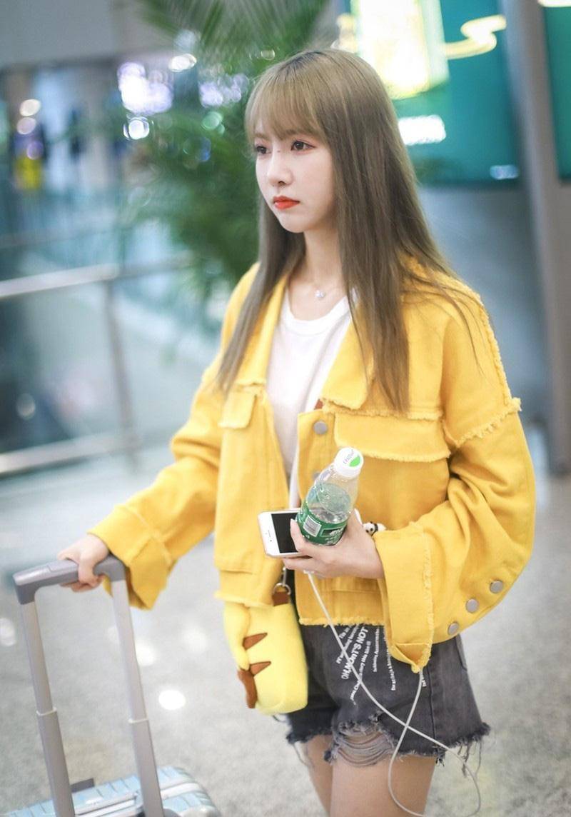 张琼予卖萌起来也是很上镜,皮卡丘背包比人都抢眼,俏皮风挺讨喜_黄色