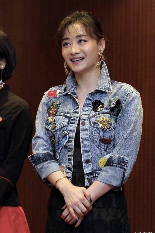 原创46岁陈德容一点不服老穿小黑裙优雅大气点缀蝴蝶结好有少女感