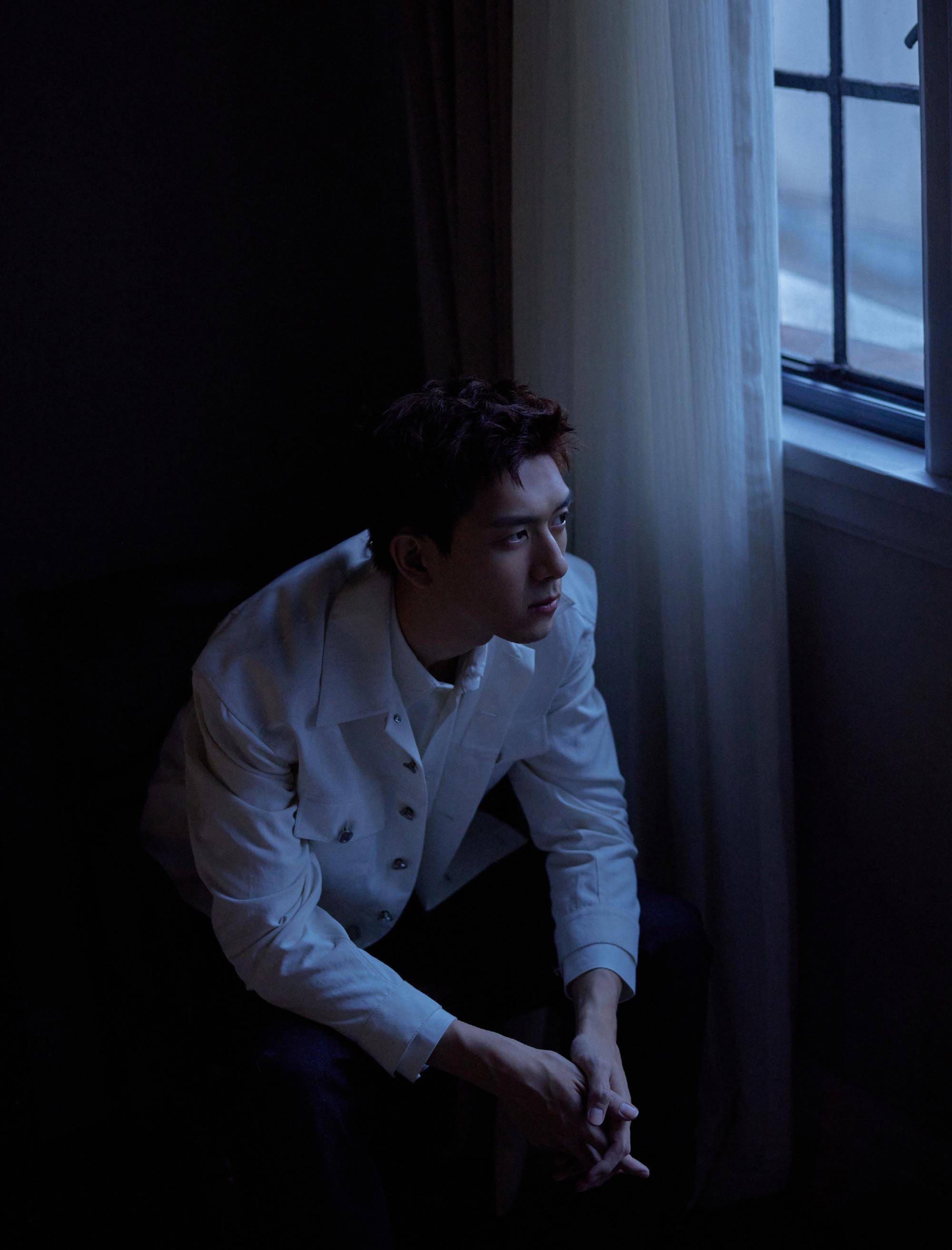 扎在黑色高腰西装裤当中,西装外套搭配黑色皮鞋,不愧是的偶像剧男神