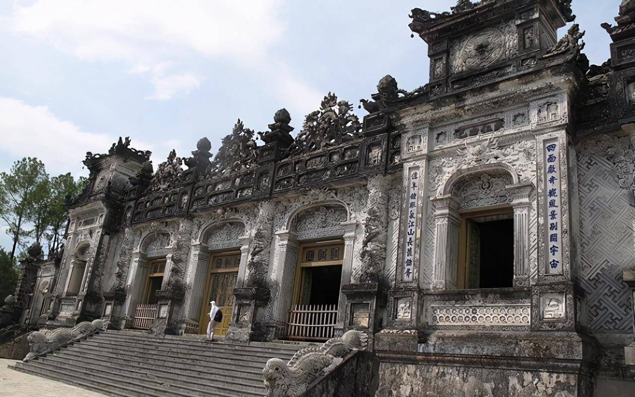 只喝洋酒,帮殖民者镇压百姓,陵墓很西式_启定帝_越南_法国