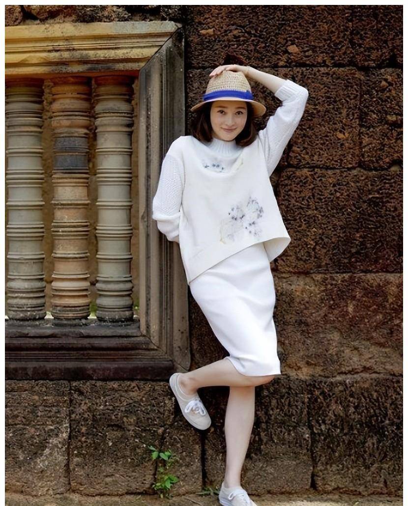 50岁挑战淡粉花朵裙,本以为会翻车,谁料意外惊艳_造型_进行_女性