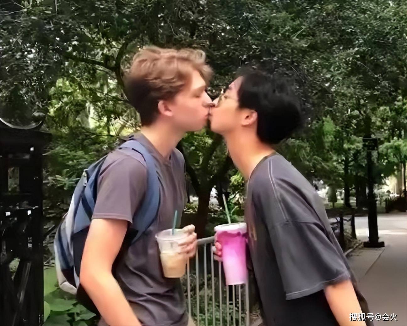 伊能静儿子街边抽烟!与美女共处一间更衣室