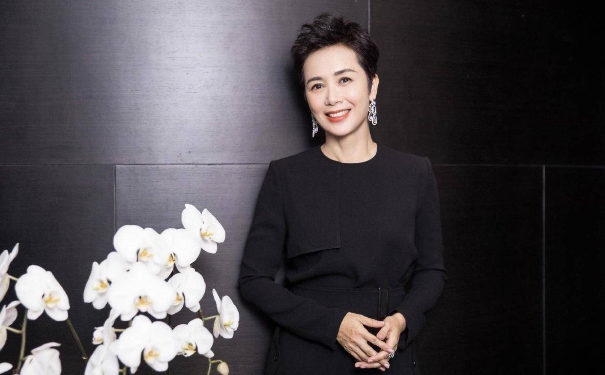 原创蒋雯丽的头发越剪越短一身黑色穿搭好美毫无医美痕迹就是高级