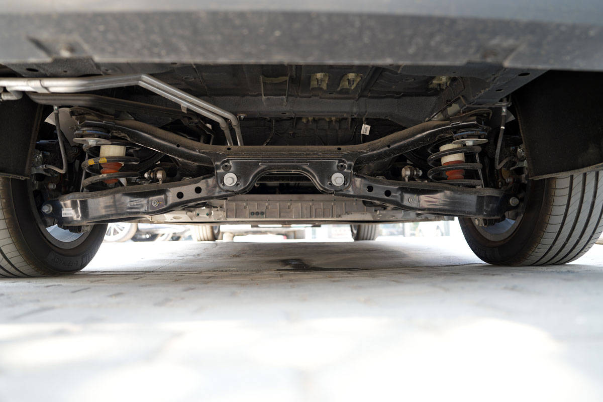 底盘方面,荣威imax8 ev采用的是前麦弗逊,后多连杆式独立悬架,前后均