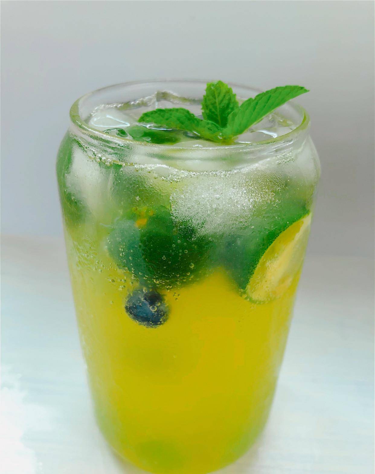 蓝莓洗净,把青柠,青葡萄,蓝莓一起放入杯里,加入冰块,倒入雪碧和低度