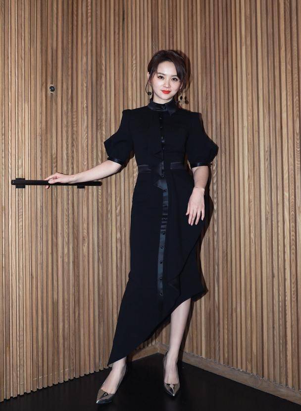 原创34岁邓莎好清纯穿波点衬衫裙温柔有型气质甜美哪像孩子妈