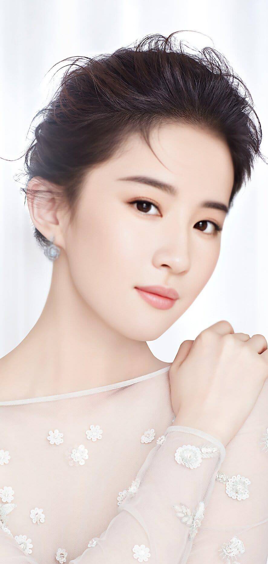 【刘亦菲简介】刘亦菲(生日:1987年8月25日)出生于湖北武汉,本科毕业