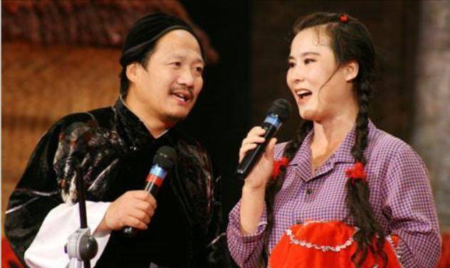 他还曾经有过一段失败的婚姻,对方也是二人转演员,名叫孙小雨,据孙