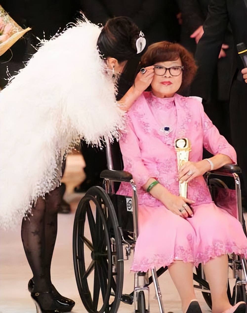 原创沈殿霞77岁生忌张国荣经纪人拜祭告知郑欣宜近况望肥姐安心