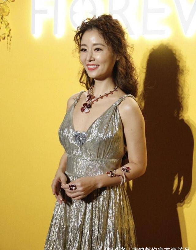 林心如烫了个羊毛卷,穿深v吊带连衣裙好惊艳,美得高级又大气_发型