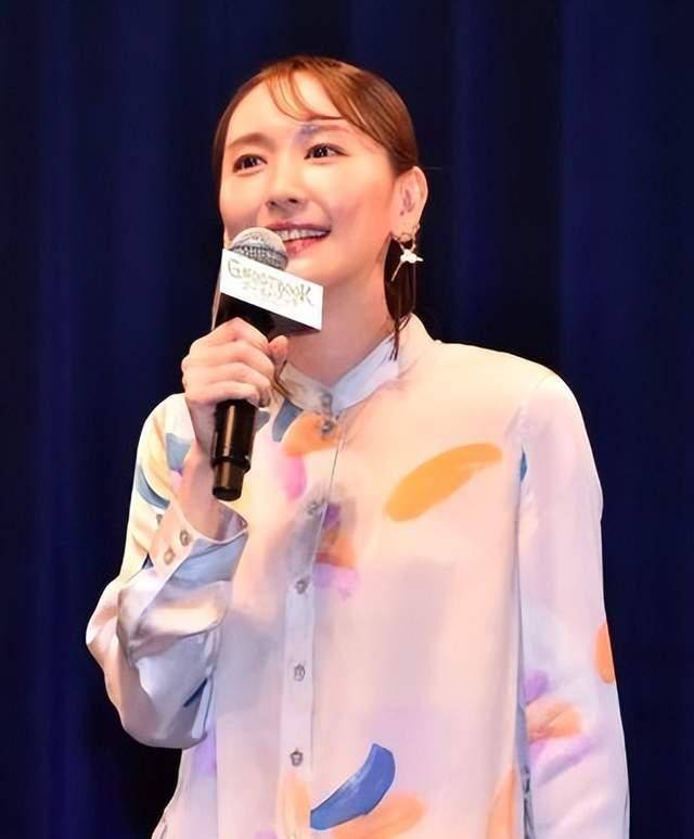 国民老婆婚后首次参加活动,头秃脸方,网友:看起来婚姻不幸福