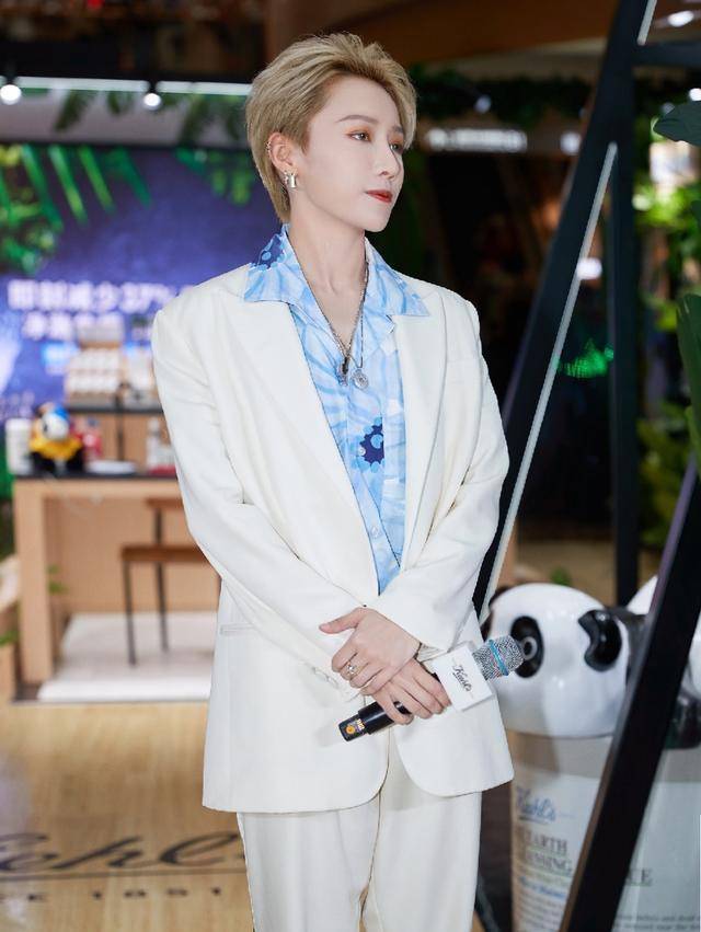 刘雨昕和喻言同框,白色西装造型风格不同,一个帅气一个时尚_节目_套装