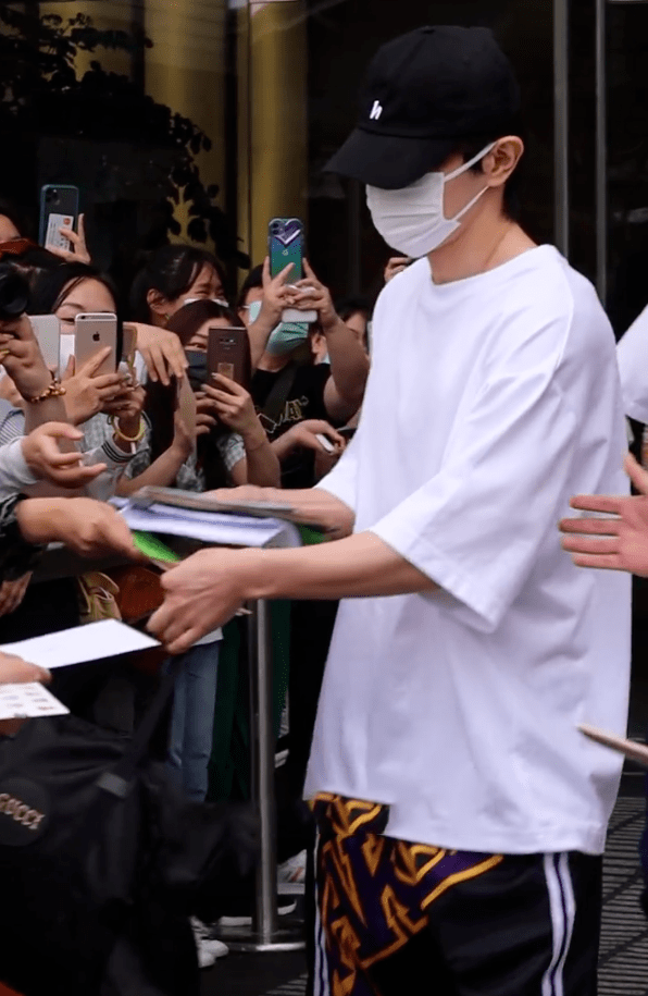 邓伦带助理现身机场被曝7月将在横店开见面会粉丝揭露真相