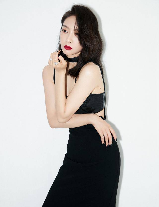 原创宋茜34岁到底有多媚穿肚兜裙秀美背裙摆时尚到大腿也不怕