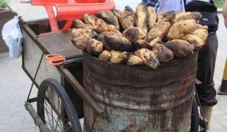 不过街上卖的烤红薯大多都是放在大铁桶里面,然后围着煤炭烤出来的,碳