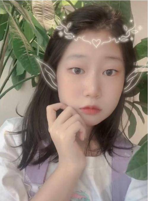 沈佳润颜值逆袭,牛仔吊带裙配白t恤显活力,14岁化浓妆失去童真_小沈阳