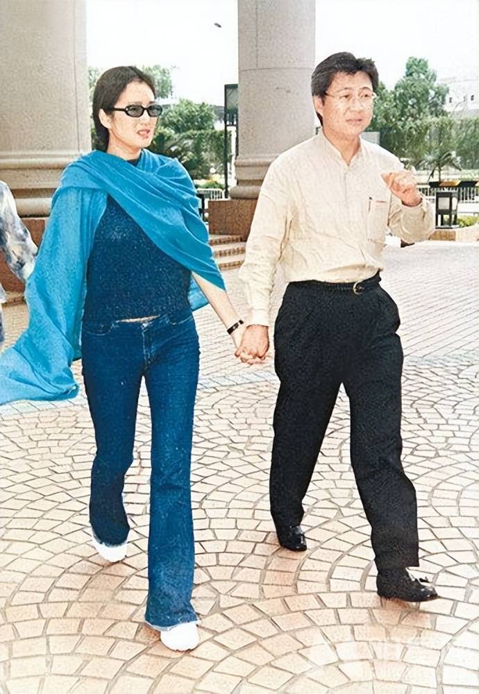 巩俐与黄和祥离婚13年一个再婚嫁外国男人一个单身依恋儿女