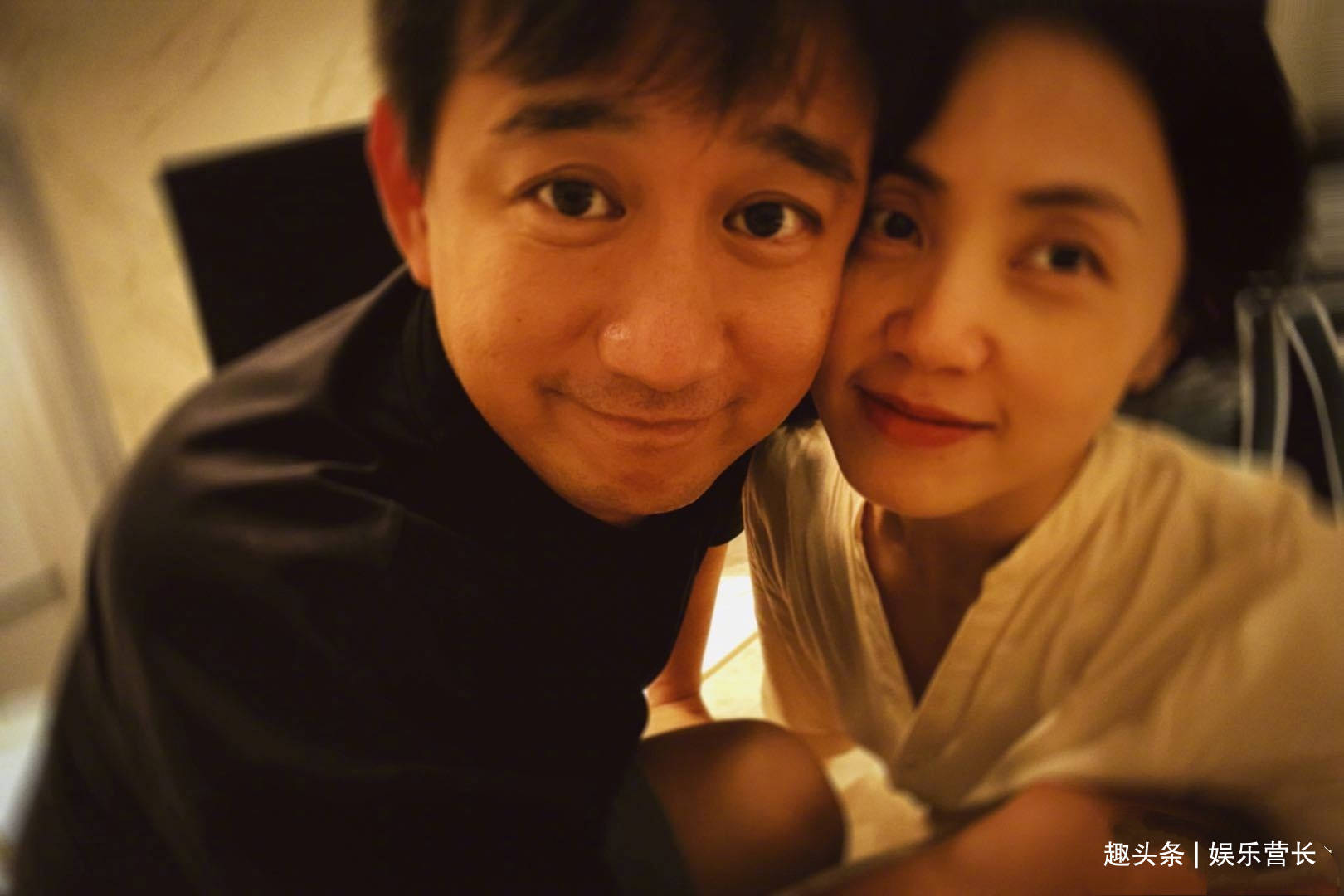 原创明星三八节花式秀恩爱黄磊晒贴脸照佟大为夫妻上演面条吻